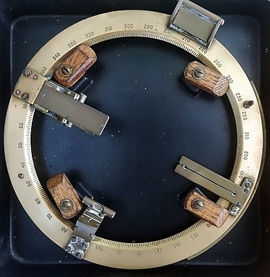 포토 JPG 해외이미지 항해 사람없음 금속 수확 골동품 기구 원형 나침반 측정 부식 각도 네비게이션 놋쇠 옛날 해외포토 도형 농업 배_교통 재질 파일형식 이미지허브