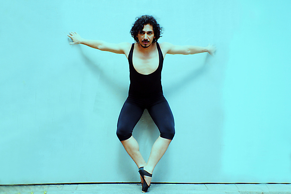 포토 JPG 해외이미지 전신 남자 팔벌리기 실내 한명 서기 성인 앞모습 발레 발레리노 성인남자한명만 해외포토 1 뷰포인트 모션 사람 내부 춤 남자한명만 성인남자만 파일형식 이미지허브