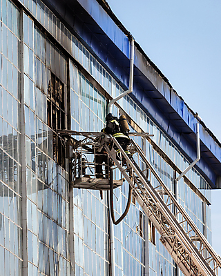 포토 JPG 해외이미지 주간 전신 한명 빌딩 성인 야외 건물 뒷모습 소방관 소방 리프트 화재진압 성인한명만 해외포토 자연요소 1 건축물 뷰포인트 사람 구조원 화재 진압 성인만 파일형식 이미지허브