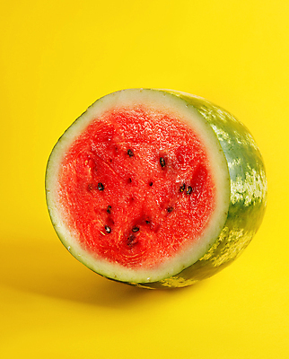 포토 JPG 해외이미지 단면 수박 실내 사람없음 달콤 수박씨 노란배경 제철과일 해외포토 백그라운드 과일 씨앗 내부 노란색 맛 제철 파일형식 이미지허브