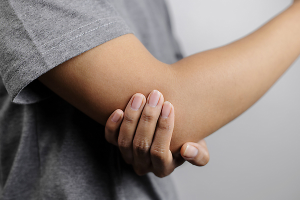 포토 JPG 해외이미지 라이프스타일 손 여자 아시아 컨셉 일러스트 해부 뼈 건강 한명 사람 동양인 성인 빨간색 우주 고통 회색 흰색 잡기 질병 상처 관절염 문제 테라피 돌봄 염증 증상 팔꿈치 해외포토 1 감정 나라 컬러 의학 모션 인종 생활 신체부위 뷰티 팔 파일형식 이미지허브