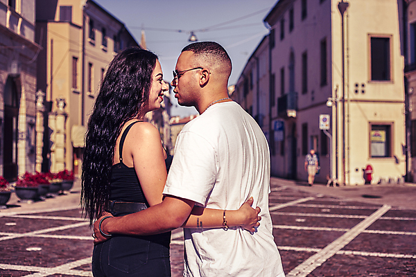 포토 JPG 해외이미지 백인 라이프스타일 커플 여자 남자 행복 여행 결혼 2 데이트 가족 관계 휴가 거리 키스 함께함 사랑 사람 성인 야외 두명 뷰티 유행 흰색 잡기 도시 날짜 해외포토 서양인 감정 컬러 컨셉 모션 이벤트 생활 애정표현 파일형식 이미지허브