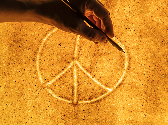 포토 JPG 해외이미지 문양 손 예술 모래 신체부위 빛 연필 잡기 원형 그림 샌드아트 해외포토 도형 모션 학용품 사람 필기구 파일형식 이미지허브