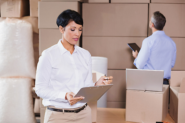 포토 JPG 해외이미지 백인 여자 남자 40대 중년 실내 들기 상반신 성인 두명 옆모습 뒷모습 30대 노트북 상자 비즈니스우먼 집중 확인 물류창고 서류판 해외포토 서양인 뷰포인트 컨셉 비즈니스 모션 사람 내부 장년 전자제품 사무용품 직장인 창고 파일형식 이미지허브