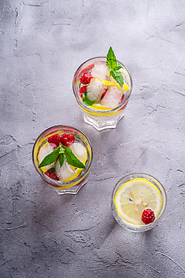 포토 JPG 해외이미지 잔 사람없음 하이앵글 얼음 신선 레몬 레모네이드 민트 슬라이스 산딸기 콘크리트 해외포토 자연요소 식기 뷰포인트 과일 허브 에이드 파일형식 이미지허브