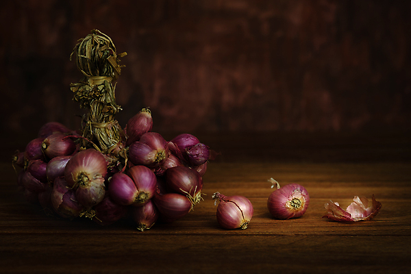 포토 JPG 해외이미지 식물 라이프스타일 접시 계절 음식 백그라운드 컨셉 농업 채소 재료 전구 탁자 양파 건강 요리 미술 사람없음 목재 빨간색 빛 농장 주방 어둠 봄 수확 골동품 시골 신선 닫기 맛 농부 허브 향신료 유기농 날것 심플 뿌리 레시피 숙성 정물화 샬롯 해외포토 나무 직업 식기 웰빙 산업 컬러 가구 모션 문화예술 생활 그림 향미료 파일형식 이미지허브