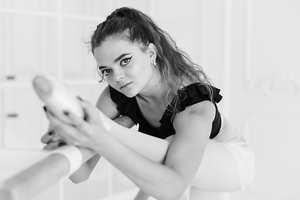 포토 JPG 해외이미지 백인 여자 흑백 실내 한명 사람 상반신 성인 옆모습 뷰티 우아함 발레 발레리나 발레복 다리들기 성인여자한명만 해외포토 서양인 1 옷 뷰포인트 컨셉 모션 촬영기법 내부 춤 여자한명만 성인여자만 파일형식 이미지허브