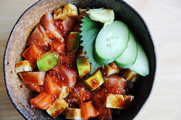 포토 JPG 해외이미지 그릇 조각 오이 실내 사람없음 하이앵글 고추냉이 덮밥 아보카도 연어회 회덮밥 일본음식 나무배경 해외포토 식기 음식 뷰포인트 백그라운드 채소 과일 내부 생선회 양념 연어 파일형식 이미지허브