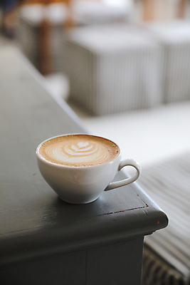 포토 JPG 해외이미지 커피 한잔 실내 사람없음 아웃포커스 라떼 해외포토 1 음료 촬영기법 내부 파일형식 이미지허브