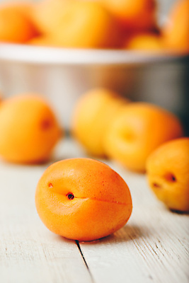 포토 JPG 해외이미지 접시 탁자 사람없음 아웃포커스 담기 살구 해외포토 식기 가구 과일 모션 촬영기법 파일형식 이미지허브