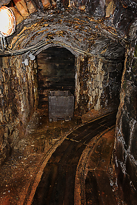 포토 JPG 해외이미지 여행 사람없음 빛 금속 기계 장비 공구 역사 터널 재산 황금 은색 광석 버리기 발굴 통로 박물관 지하 정맥 광부 복잡 슬로바키아 해외포토 직업 유럽 길 컬러 컨셉 모션 재질 금융 도구 혈관 파일형식 이미지허브