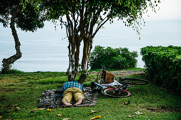포토 JPG 해외이미지 공원 남자 백그라운드 셔츠 밭 자연 휴식 사람 잔디 성인 사람없음 야외 초록색 정원 잠 내추럴 거짓말 옛날 해외포토 식물 공공시설 컬러 컨셉 상의 농업 생태계 파일형식 이미지허브