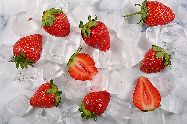 포토 JPG 해외이미지 계절 열매 음식 조각 백그라운드 다이어트 과일 재료 탁자 딸기 건강 요리 사람없음 빨간색 냉동 얼음 추위 흰색 신선 플랫 정상 자르기 먹기 큐브 반쪽 각도 위치 소매 숙성 채식주의자 비건 해외포토 자연요소 식물 컬러 가구 모션 채식 파일형식 이미지허브