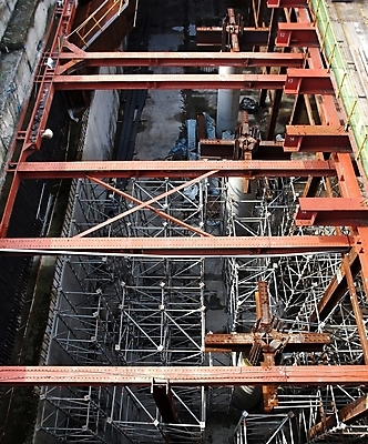 포토 JPG 해외이미지 벽 건축양식 사람없음 기둥 전철 땅 철 부식 시멘트 지하 발판 깊이 철강 해외포토 건축 육상교통 대중교통 파일형식 이미지허브