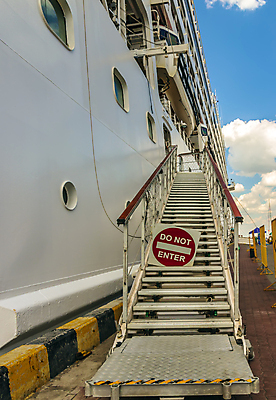포토 JPG 해외이미지 산업 여행 휴가 항해 사람없음 항구 고통 질병 크루즈 갑판 지중해 정박 언덕 네비게이션 그만 해외포토 감정 바다 배_교통 의학 교통시설 파일형식 이미지허브