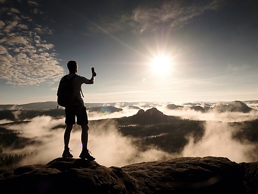 포토 JPG 해외이미지 라이프스타일 무기 스포츠 여행 배낭 자국 자연 성공 산 건강 한명 사람 풍경 야외 태양 여행객 산책 트래킹 하이킹 장비 리더 격려 백패커 하이커 해외포토 자연요소 1 감정 컨셉 가방 모션 레저 휴식 생활 생태계 파일형식 이미지허브