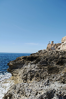 포토 JPG 해외이미지 나무 바다 섬 하늘 휴가 휴식 등대 파노라마 사람없음 초록색 물 파란색 햇빛 태양 탑 맑음 흰색 수상스포츠 만 중세 동굴 스페인 지중해 천국 남쪽 어안 터키석 해외포토 자연요소 식물 건축물 유럽 스포츠 컬러 컨셉 날씨 촬영기법 역사 보석 방향 파일형식 이미지허브