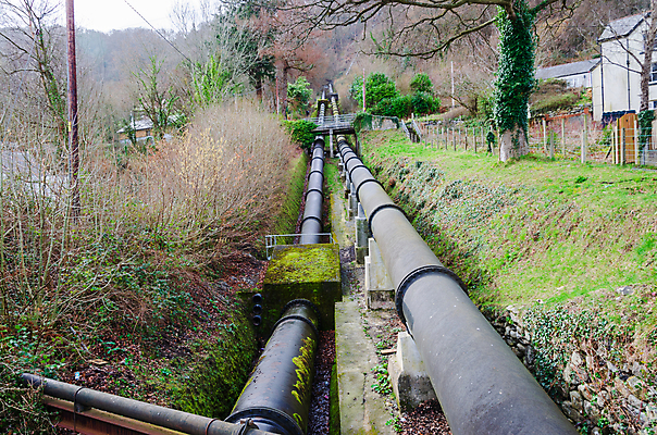 포토 JPG 해외이미지 영국 웨일즈 거리 사람없음 야외 초록색 물 환경 검은색 힘 흐름 역 큼 철 언덕 왕국 파이프라인 스노도니아 해외포토 자연요소 유럽 컬러 컨셉 교통시설 크기 파이프_관 파일형식 이미지허브