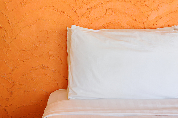 포토 JPG 해외이미지 벽 오렌지 베개 호텔 휴식 주택 사람없음 내부 침실 방 덮개 흰색 침대 우아함 담요 부드러움 덮기 퀼트 안락 해외포토 컬러 가구 컨셉 과일 침구 모션 숙소 건물 뚜껑 감각 파일형식 이미지허브