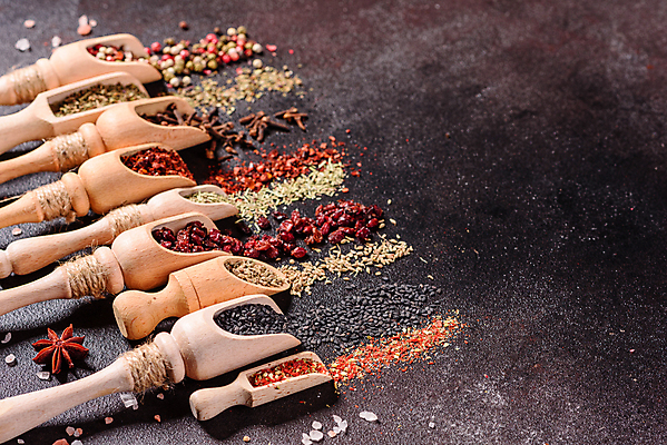 포토 JPG 해외이미지 백그라운드 잎 재료 고추 탁자 파프리카 건조 마늘 요리 씨앗 동양인 사람없음 빨간색 초록색 컬러풀 주방 숟가락 검은색 어둠 양념 조미료 사발 고수 맛 가루 인도인 허브 메뉴 유기농 매움 아로마 소금 향 레시피 후추 카레 생강 바질 로즈메리 시나몬 강황 해외포토 외국인 식물 웰빙 음식 컬러 가구 컨셉 채소 식재료 수저 인종 사기그릇 향신료 향미료 파일형식 이미지허브