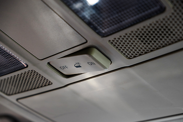 포토 JPG 해외이미지 자동차 지붕 전등 조명 사람없음 내부 판넬 머리위 스위치 위로 자동 제어 조종장치 해외포토 육상교통 장비 파일형식 이미지허브