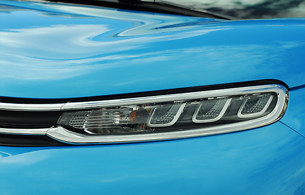 포토 JPG 해외이미지 디자인 산업 백그라운드 전구 교통시설 자동차 추상 새로움 사람없음 빛 머리 램프 고급 묘사 역동적 범퍼 섬광 자동 주도 해외포토 육상교통 교통 컨셉 무늬 조명 신체부위 예절 시설 파일형식 이미지허브