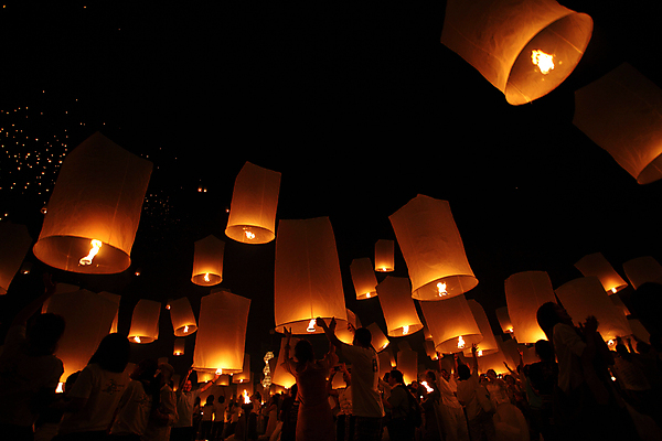 포토 JPG 해외이미지 실루엣 사람 여러명 야외 빛 야간 풍등 풍등날리기 풍등놀이 풍등행사 풍등축제 해외포토 자연요소 다수 놀이 조명 촬영기법 이벤트 등축제 파일형식 이미지허브