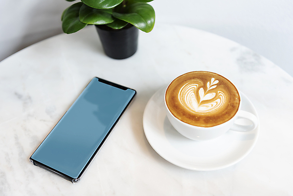 포토 JPG 해외이미지 라이프스타일 디자인 커피 음료 인터넷 비즈니스 통신 탁자 아침 모바일 세포 사람없음 컵 스마트폰 상점 디지털 스크린 공백 카페 우유 머그컵 흰색 뜨거움 메시지 무선전화기 전화기 스마트 상쾌 대리석 카푸치노 라떼 소셜 목업 카피스페이스 해외포토 주간 식기 감정 컬러 가구 컨셉 재료 유제품 생활 핸드폰 스마트기기 파일형식 이미지허브