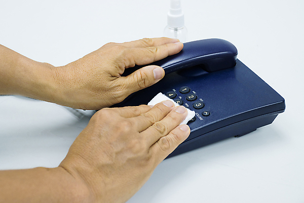 포토 JPG 해외이미지 손 컨셉 비즈니스 통신 안전 사람없음 스마트폰 사무실 숫자 펼침 터치 업무 바이러스 청소 예방 지역 해결 살인 소셜 중고 해외포토 문자 모션 신체부위 핸드폰 스마트기기 작업 범죄 파일형식 이미지허브