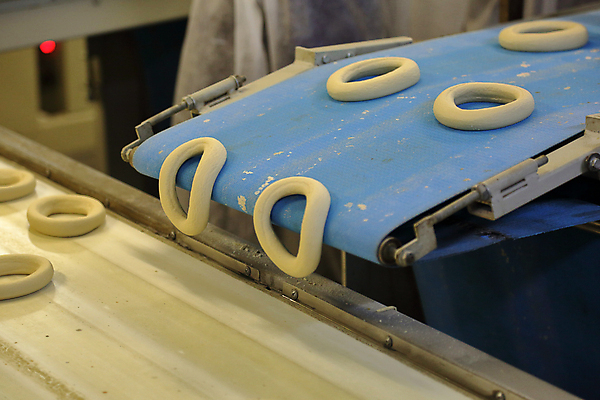 포토 JPG 해외이미지 빵 이동 공장 실내 사람없음 떨어짐 반죽 컨베어밸트 해외포토 음식 컨셉 공업 내부 기계 파일형식 이미지허브