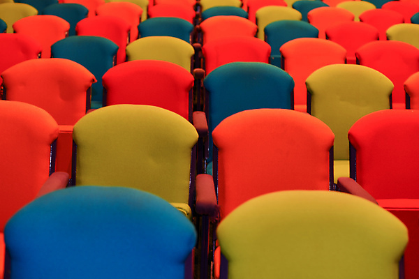 포토 JPG 해외이미지 백그라운드 패턴 의자 오렌지 실내 이벤트 사람없음 빨간색 파란색 컬러풀 노란색 그룹 극장 회의실 일렬 객석 줄서기 해외포토 컬러 가구 무늬 과일 모션 내부 파일형식 이미지허브
