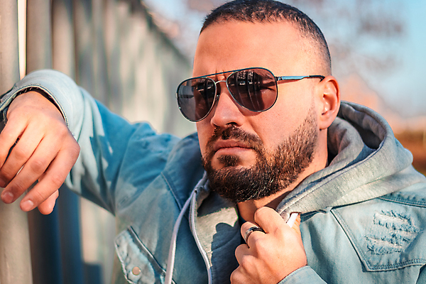 포토 JPG 해외이미지 백인 모델 라이프스타일 응시 옷 계절 공원 남자 행복 얼굴 스포츠 포즈 백그라운드 모션 휴식 거리 건강 한명 사람 앉기 성인 야외 운동 뷰티 유행 코트 가을 흰색 도시 내추럴 스타일 해외포토 서양인 1 시선 공공시설 감정 컬러 컨셉 생활 신체부위 외투 파일형식 이미지허브