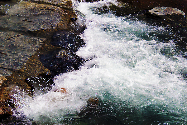 포토 JPG 해외이미지 백그라운드 자연 산 사람없음 물 파란색 강 뷰티 계곡 거품 하이킹 흐름 조약돌 흰색 개울 급류 장면 암초 화강암 해외포토 자연요소 컬러 컨셉 레저 암석 돌_바위 생태계 파일형식 이미지허브