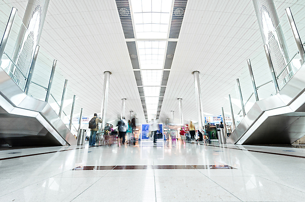 포토 JPG 해외이미지 디자인 여행 비즈니스 건축양식 휴가 불꽃 바닥 실내 한명 사람 내부 건물 장식 빛 여행객 우주 금속 기둥 복도 공항 큼 도착 천장 통로 대문 승객 일반 통과 노려봄 재촉 두바이 떠남 터미널 해외포토 1 건축물 건축 컨셉 교통시설 모션 재질 불 표정 문 크기 아랍에미리트 파일형식 이미지허브