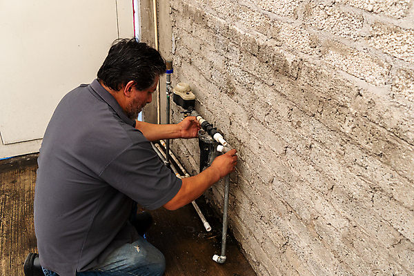 포토 JPG 해외이미지 산업 노동자 바닥 주택 한명 내부 건물 물 방 업무 수술 기술자 엔지니어 시스템 고정 튜브 감독관 설정 유지 배관공 설치 조이기 파이프라인 해외포토 자연요소 직업 1 건축물 의학 모션 사람 치료 작업 파이프_관 파일형식 이미지허브