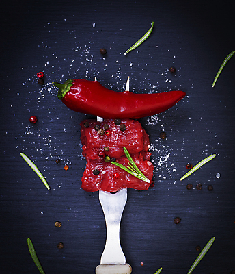 포토 JPG 해외이미지 포크 고추 검은배경 실내 스테이크 사람없음 하이앵글 소고기 소금 후추 로즈메리 칠리고추 해외포토 식기 뷰포인트 백그라운드 채소 서양음식 육류 내부 검은색 허브 향신료 파일형식 이미지허브