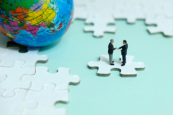 포토 JPG 해외이미지 조각 백그라운드 컨셉 비즈니스 사업가 부분 성공 협력 아이디어 함께함 서기 사람 사람없음 금융 사무실 숫자 미니어처 피규어 흰색 업무 비즈니스맨 퍼즐 그룹 계획 연결 대표 계약 사인 옵션 투자 문제 획득 해결 개발 경영 투자자 콜라보레이션 해외포토 직업 문자 남자 컬러 모션 경제 모형 작업 직장인 파일형식 이미지허브