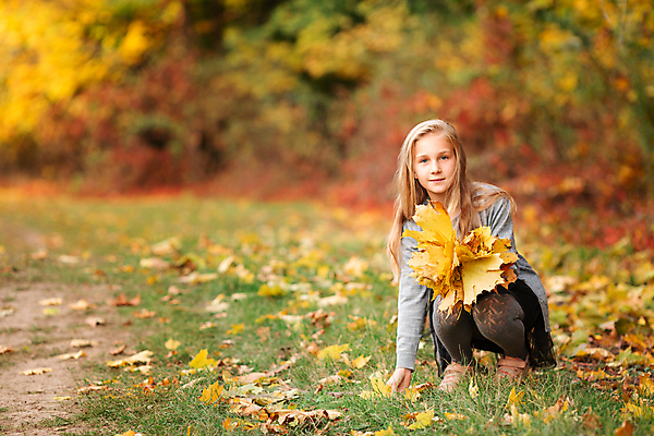 포토 JPG 해외이미지 백인 1 라이프스타일 옷 계절 공원 행복 감정 얼굴 어린이 잎 자연 놀이 따뜻함 한명 사람 야외 빨간색 초록색 컬러풀 노란색 유행 기쁨 숲 9월 긍정 10월 해외포토 서양인 식물 공공시설 컬러 컨셉 생활 신체부위 날짜 생태계 파일형식 이미지허브