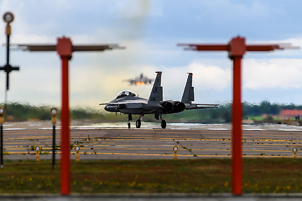 포토 JPG 해외이미지 날개 기술 사람없음 사진촬영 힘 기계 파일럿 속도 군용 전쟁 활주로 제트기 시끄러움 힘찬 해외포토 직업 길 컨셉 비행기 군대 촬영 파일형식 이미지허브