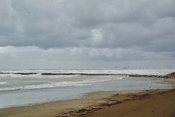 포토 JPG 해외이미지 구름 산업 파도 바다 비즈니스 교통시설 자연 하늘 날씨 항해 사람없음 물 파란색 글로벌 항구 화물 최고 도움 위험 컨테이너 기중기 무역 함선 상업 폭풍 수납 포트 천국 무거움 트레일러 물류 로딩 수입 재앙 터미널 허리케인 해외포토 자연요소 컬러 교통 컨셉 배_교통 운송업 중장비 무게 자연재해 시설 생태계 파일형식 이미지허브