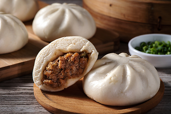 포토 JPG 해외이미지 단면 실내 사람없음 중식 만두 종지 쪽파 나무도마 나무접시 바오쯔 해외포토 그릇 접시 음식 도마 내부 목재 파 파일형식 이미지허브