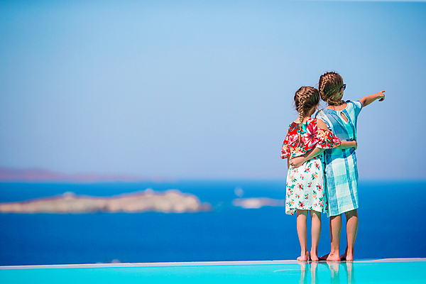 포토 JPG 해외이미지 주간 전신 서양인 여자 어린이 바다 허리손 휴식 수영장 서기 야외 두명 뒷모습 아웃포커스 여름휴가 바캉스 가리킴 자매 해안도시 미코노스섬 소녀만 해외포토 자연요소 외국인 뷰포인트 섬 포즈 컨셉 가족 모션 휴가 촬영기법 사람 손짓 도시 그리스 여자만 어린이만 파일형식 여름_계절 이미지허브