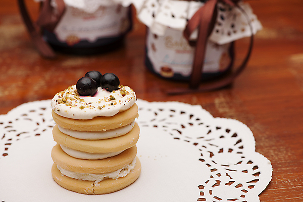 포토 JPG 해외이미지 접시 열매 음식 백그라운드 유리 디저트 사람없음 목재 갈색 쿠키 케이크 빵집 흰색 달콤 맛 설탕 굽기 먹기 크림 냅킨 층 흙더미 페스츄리 해외포토 나무 식물 식기 빵 컬러 컨셉 재료 모션 재질 상점 흙 구이 파일형식 더미 이미지허브