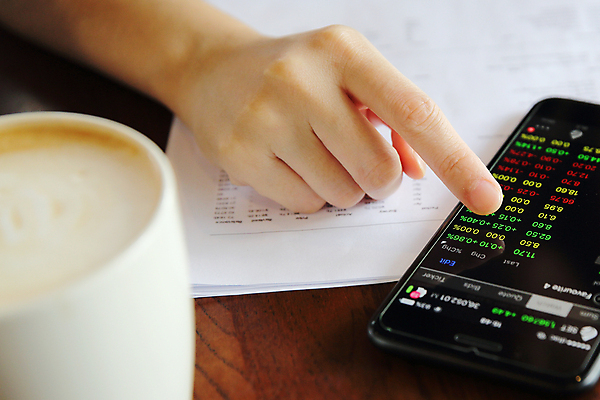 포토 JPG 해외이미지 손 그래프 신체부위 스마트폰 머그컵 가리킴 주식 분석 투자 해외포토 컨셉 비즈니스 사람 손짓 컵 금융 핸드폰 스마트기기 파일형식 이미지허브