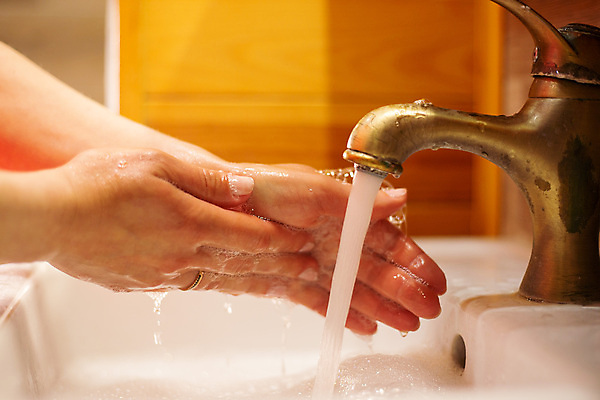 포토 JPG 해외이미지 손 어린이 신체 건강 관리 사람 사람없음 물 목욕 거품 젖음 욕실 액체 씻기 빨래 청소 싱크대 수도꼭지 비누 돌봄 위생관리 해외포토 자연요소 가사 모션 신체부위 위생용품 청결 개수대 파일형식 이미지허브