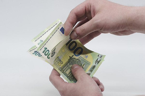 포토 JPG 해외이미지 모양 손 유럽 지폐 돈 손가락 사람없음 금융 경제 터치 유로 변화 재산 구매 투자 가치 계좌 유럽연합 자금 비용 해외포토 나라 컨셉 비즈니스 신체부위 쇼핑 파일형식 이미지허브