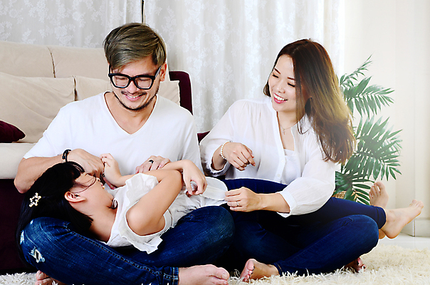 포토 JPG 해외이미지 라이프스타일 응시 여자 남자 행복 아들 어린이 백그라운드 가족 관계 엄마 남편 휴식 함께함 건강 미소 사람 앉기 동양인 소년 성인 세명 부모 장난감 중국 기쁨 아내 아빠 해외포토 시선 감정 아시아 컨셉 모션 표정 인종 생활 파일형식 이미지허브