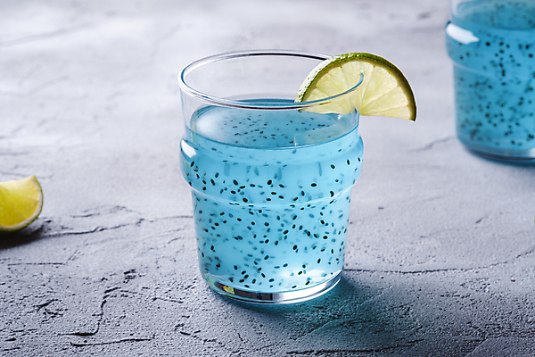 포토 JPG 해외이미지 조각 잔 사람없음 파란색 칵테일 레몬 슬라이스 콘크리트 치아시드 해외포토 식기 컬러 과일 주류 씨앗 파일형식 이미지허브