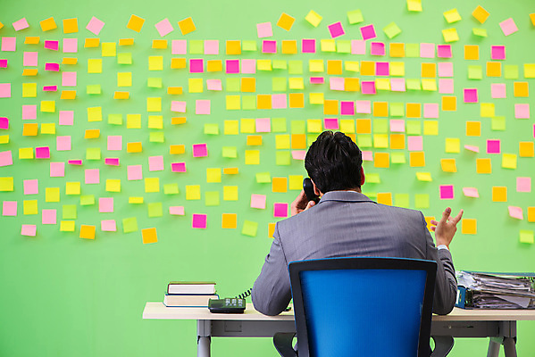 포토 JPG 해외이미지 남자 컨셉 회사 비즈니스 사업가 스트레스 직장 피곤 한명 들기 앉기 정장 상반신 성인 뒷모습 사무실 쪽지 업무 작업 비즈니스맨 전화기 가득함 수화기 포스트잇 바쁨 통화 성인남자한명만 해외포토 직업 1 옷 뷰포인트 모션 사람 메모지 직장인 남자한명만 성인남자만 파일형식 이미지허브