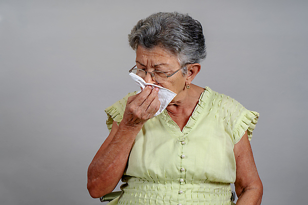 포토 JPG 해외이미지 라이프스타일 할머니 관계 건강 사랑 한명 사람 성인 고통 백발 아내 호흡기관 바이러스 호흡 보호 질병 은퇴 예방 번짐 기침 옛날 위생관리 인플루엔자 재채기 전염병 사스 코로나바이러스 해외포토 1 헤어스타일 여자 노년 감정 컨셉 의학 관리 생활 장기_의학 파일형식 효과 이미지허브